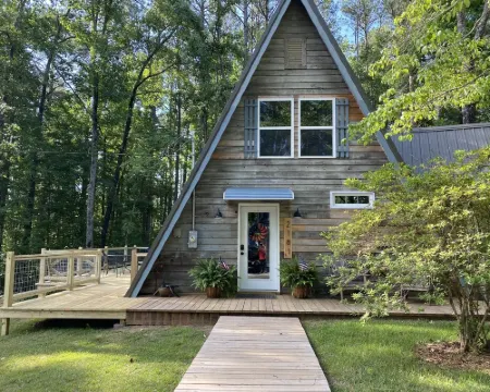 Lakefront Cabin on West Point Lake, Private Dock, Fire Pit! Near Lagrange チェンバースのホテル
