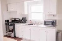 The 1905 - Spacious Downtown Farmhouse - 4bd/2ba