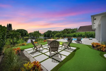 New Construction Lakefront Home with  Mini Golf Course, Heated Saltwater Pool! Отели рядом с достопримечательностью «сквер Уан»