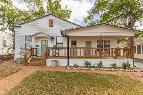Fully-restored 1850s German Home in Downtown New Braunfels - A