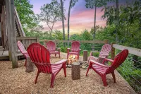 Family Friendly - Secluded Cabin - 3 Bedrooms - Playground - Jacuzzi - Game Room