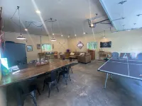 Packwood Adventure Lodge:private HOT TUB, game room, river access, 15 min to SKI - Hytter