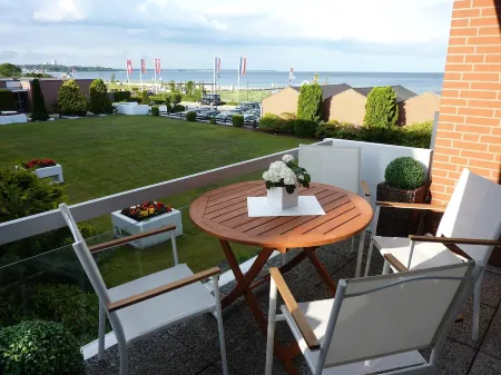 Dream sea view apartment i. d. 1st row, underground parking, pool u. beach chair