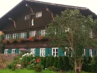 Lovingly modernized, exclusive apartment in a historic farmhouse Hotels in Görisried