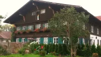 Lovingly modernized, exclusive apartment in a historic farmhouse Hotels in Görisried
