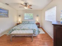 Venice Palm Villa - Minutes to the Beach - Screened Patio- Fenced yard! Hotels in Venice Gardens
