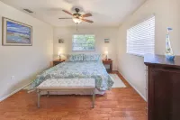 Venice Palm Villa - Minutes to the Beach - Screened Patio- Fenced yard!