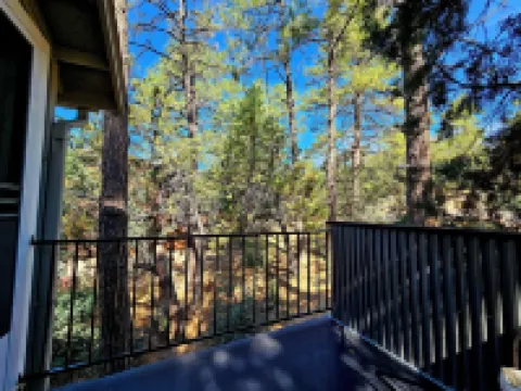 Comfy Loft Retreat Above the Pines