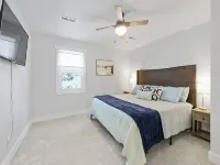 The Hideaway: 2 Bedroom 2.5 Bath, blocks to ocean.