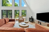 Modern A-Frame near many wineries and activities: fire pit, King beds, & more! Hotels in Hector