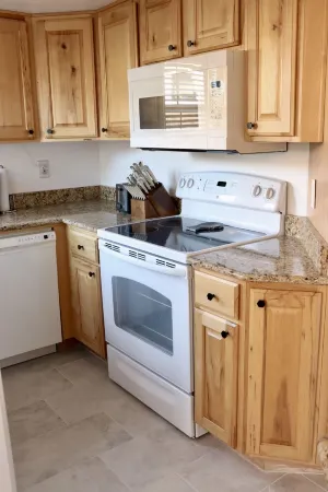 Newly renovated condo with mountain views!