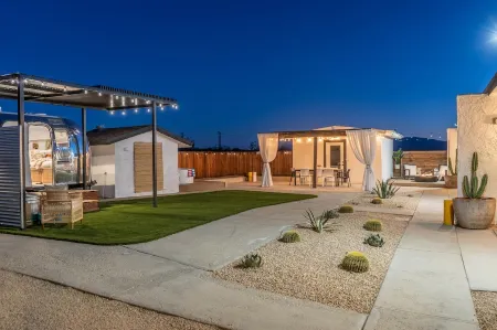 Starlit Nights Getaway w/ Soaking Tub Отели рядом с достопримечательностью «Desert Hot Springs Chamber-Commerce»