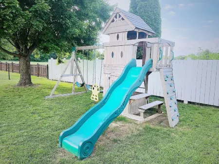 Entire lower level in a private home with walkout fenced yard. Отели в г. Фрипорт