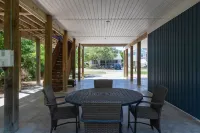 Fabulous place close to all that Oak Island has to offer!