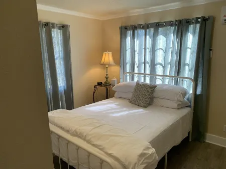 CHARMING BAY HOUSE BUNGALOW - CLOSE TO ALL ROCKPORT ACTIVITIES Отели рядом с достопримечательностью «Парк Рокпорт Бич»