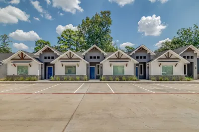 Glam luxury lifestyle within Houston! Hotels near Spring Creek Park