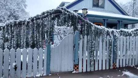 Charming Space Next to Everything, Walk Anywhere!