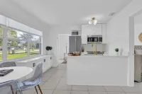 3-Bedroom-2 Full Bath Beach House Mnts to Central Beach & Downtown Hotel a Vero Beach