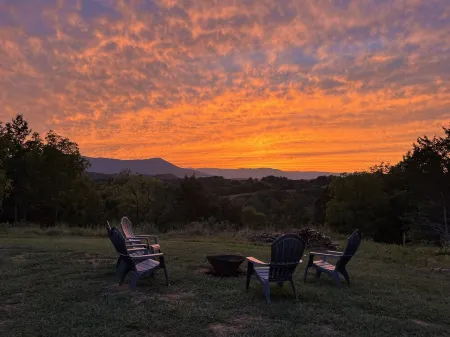 Cabin Retreat at Stillhouse Farm NEW Отели рядом с достопримечательностью «Парк Вирджиния Сафари»