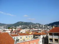 Beautiful 2 room apartment redone on the last floor with terrace in the small marsh of Nice