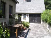 Cozy vacation home with an outdoor pool in a peaceful location by the forest Hotel dekat DDR Museum