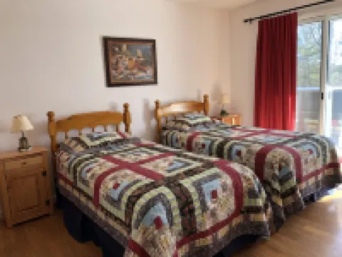 Hickory Hill Mountaintop charming family friendly quiet very private lake view