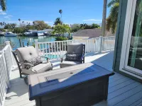 Waterfront Indian Rocks Beach Gem-5 min walk to beach, private Pool/ hot tub/gym