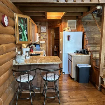 Large waterfront cabin with dock and access to Lake Okeechobee Отели в г. Окичоби