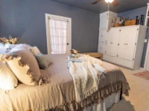 Cute and cozy cottage in Atoka, home of Reba’s Place. Hoteles en Atoka