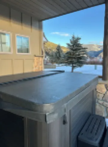 Newly renovated townhome near Town Ctr. Lone Peak views, rec room, new hot tub.