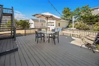 Original Cape set between the Beach and the Bay