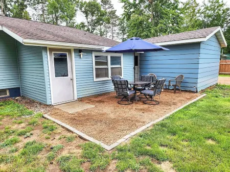 Charming 3-bedroom, 1-bathroom home nestled in the desirable Nokomis area. Отели в г. Lincoln County