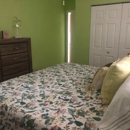 Gorgeous Pool house 5 min from the beach, shopping and restaurants I