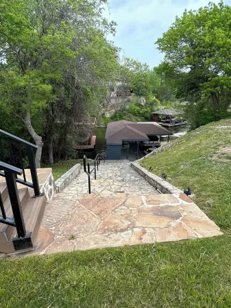 Charming 3-bedroom lake front house in fabulous Granbury with WiFi,  AC, Dock