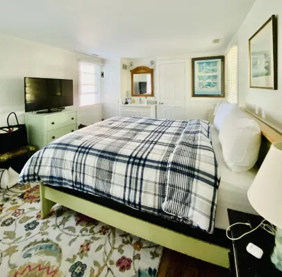 Walk to private beach, central air, wifi, 3 bedrooms.