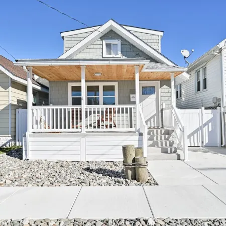 Beach House Full of Family Fun Within 15 Min Walk to the Beach +  Work Space