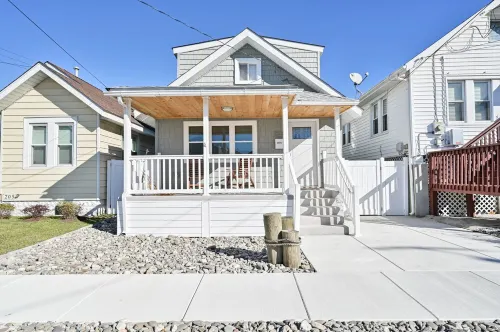 Beach House Full of Family Fun Within 15 Min Walk to the Beach +  Work Space
