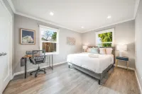 Spacious & Classy 4BR Los Gatos Villa: Jetted Tub & Foozball Tennis Anywhere附近的飯店