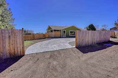 Turquoise Trail Bungalow with Amazing Views