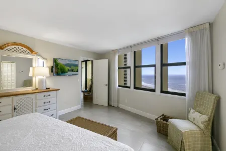 Phoenix Towers Condo on the Ocean with Private Beach, Pool and other Accessories