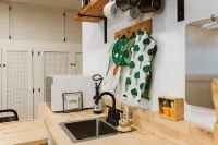 Cozy craftsman studio with luxury bathroom and everything you will need!