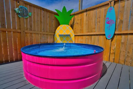 Comfy King beds, close to beach, pool + pet friendly