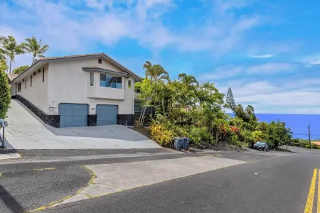 Breathtaking Panoramic Ocean Views, Crystal Blue Pool, Hot Tub, BBQ Grill!