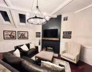 Charming Meadow Farmhouse on 1+ acre with Hot Tub, walk to Downtown, Renovated