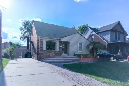 Home in Royal Oak w/ pool & sauna & dream garage