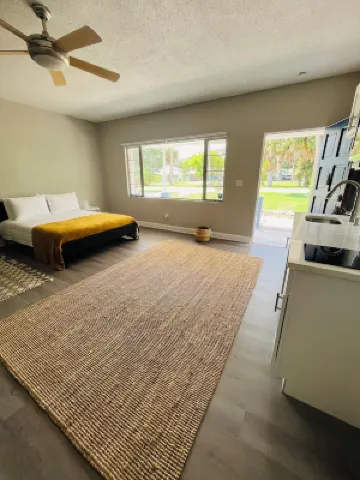 Modern Studio in Downtown