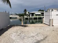 Convenient central Marathon location, canal view.