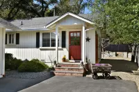 Private 1-bedroom Guest House with Great Amenities