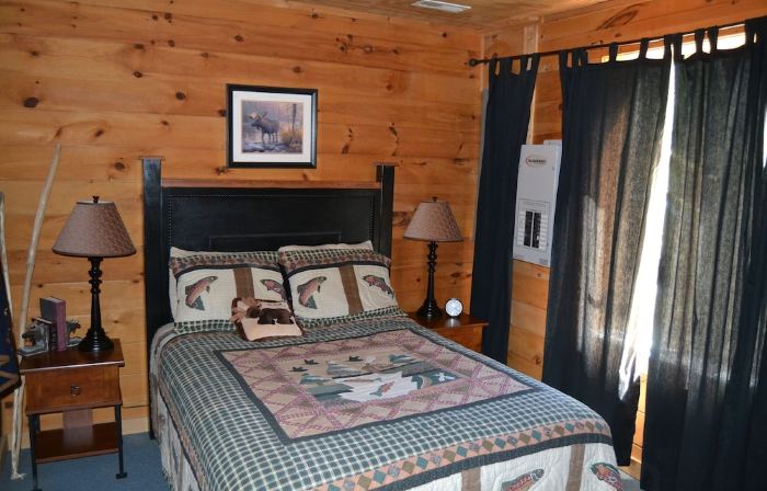 BUCK FALLS LOG CABIN, 5 bedroom Chalet RETREAT between Highlands and Franklin NC