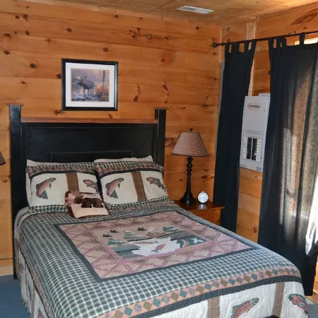 BUCK FALLS LOG CABIN, 5 bedroom Chalet RETREAT between Highlands and Franklin NC